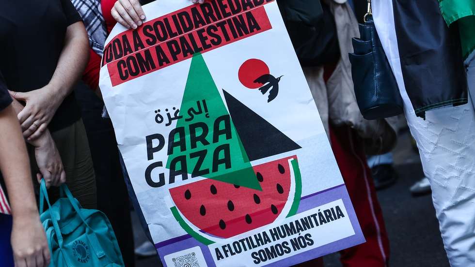 Protest against the attack on the Global Sumud Flotilla organised by the Palestine solidarity movement in front of the Israeli embassy in Lisbon, Portugal, 2 October 2025. Since Wednesday afternoon, the Israeli Navy has been acting to prevent the flotilla's boats – whose aim was to break the blockade of Gaza and deliver humanitarian aid – from entering Palestinian territorial waters. RODRIGO ANTUNES/LUSA