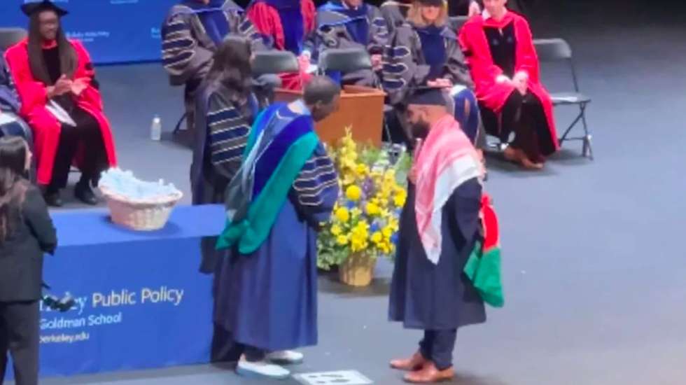 Identificado como Hasham, membro do grupo Students for Justice in Palestine, o aluno acabou atirar a bandeira para alguém na plateia, de forma a poder receber o certificado