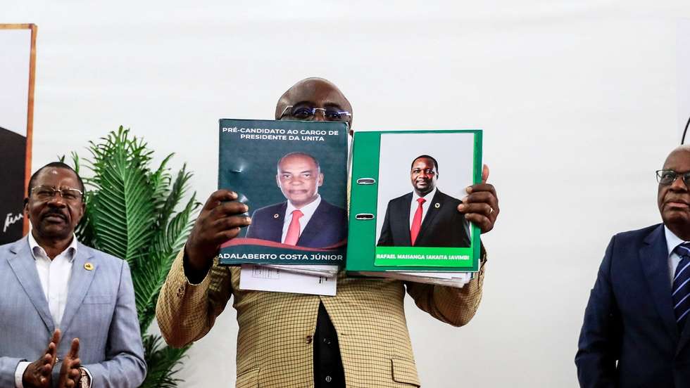 Cerimónia da formalização das candidaturas de Adalberto Costa Júnior (C-E), presidente cessante da União Nacional para a Independência Total de Angola (UNITA), e de Rafael Massanga Savimbi (C-D), pela comissão de mandatos do XIV Congresso Ordinário do partido, em Luanda, Angola, 24 de outubro de 2025. Adalberto Costa Júnior e Rafael Massanga Savimbi vão disputar a presidência da UNITA, oposição angolana, em novembro próximo, anunciou hoje a comissão de mandatos do XIV Congresso Ordinário do partido, após validar as duas candidaturas. AMPE ROGÉRIO/LUSA