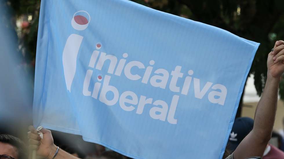 Apoiantes da Iniciativa Liberal durante o arraial promovido pelo partido, no Largo Vitorino Damásio, em Lisboa, 12 de junho de 2021. O partido promove o arraial com música, DJ, animação, barraquinhas, e discursos políticos. MANUEL DE ALMEIDA/LUSA
