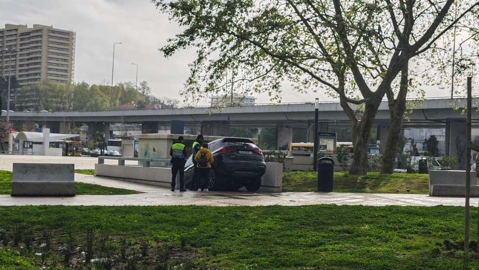 Não foram registados quaisquer ferimentos e o homem conseguiu sair do carro pelos próprios meios