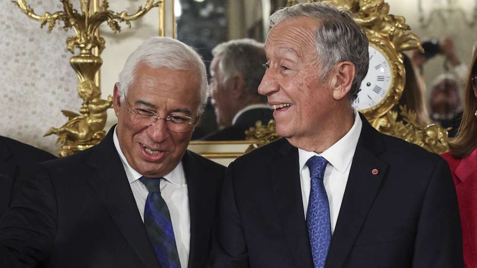 O Presidente da República, Marcelo Rebelo de Sousa (C-D), conversa com o primeiro-ministro, António Costa (C-E), durante a cerimónia de apresentação de cumprimentos de boas festas do XXIII Governo Constitucional, no Palácio de Belém em Lisboa, 21 de dezembro de 2023. MIGUEL A. LOPES/LUSA