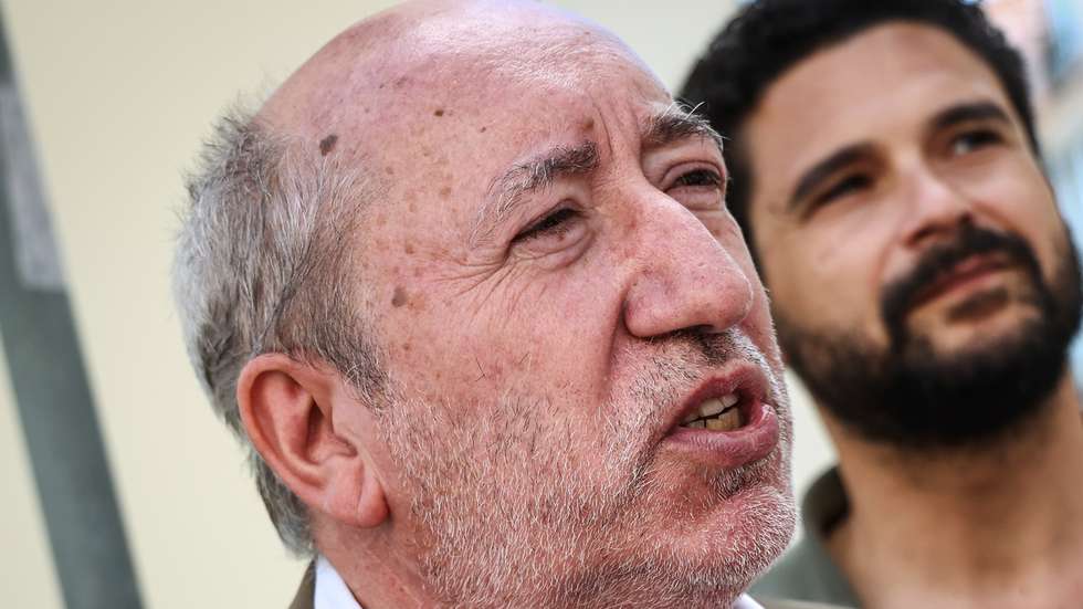 O candidato às presidenciais do Partido Comunista Português (PCP), António Filipe, fala os jornalistas durante a marcha da Frente Comum dos Sindicatos da Administração Pública (FCSAP) "Serviços Públicos não são mercadoria!", do Largo da Estrela até ao Palácio de São Bento, em Lisboa, 17 de julho de 2025. RODRIGO ANTUNES/LUSA