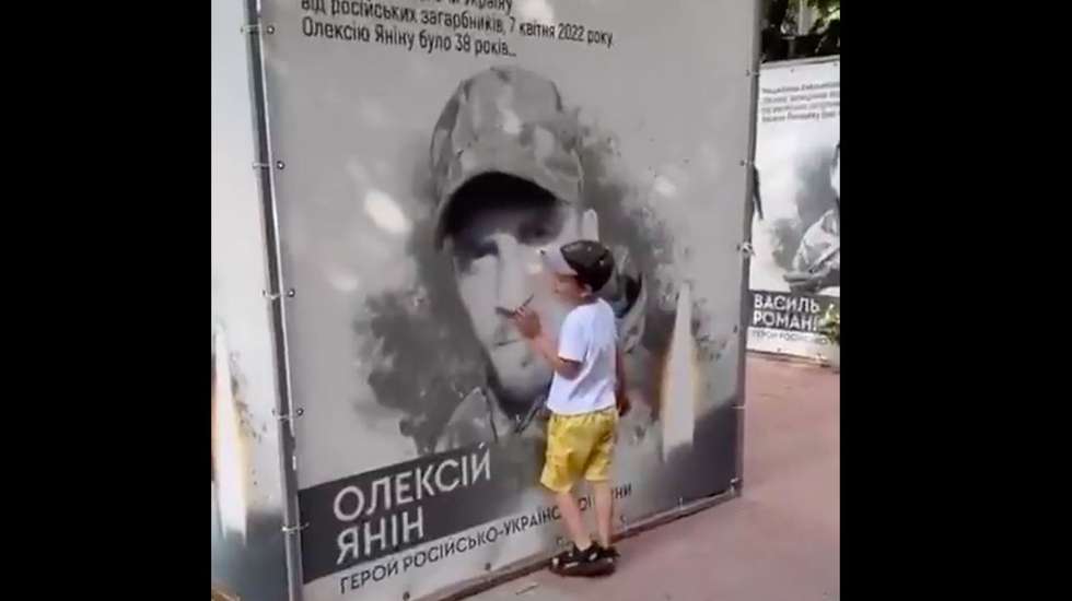 O momento em que o menino abraça o seu pai, que morreu no ano passado