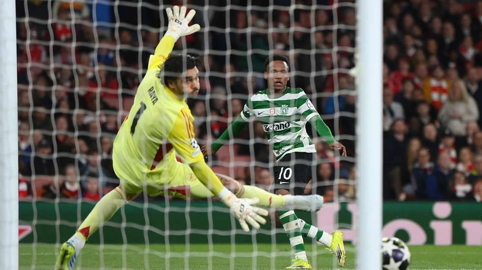 Geny Catamo acertou no poste da baliza de David Raya perto do intervalo, já depois de Maxi Araújo ter acertado na trave na primeira mão em Alvalade