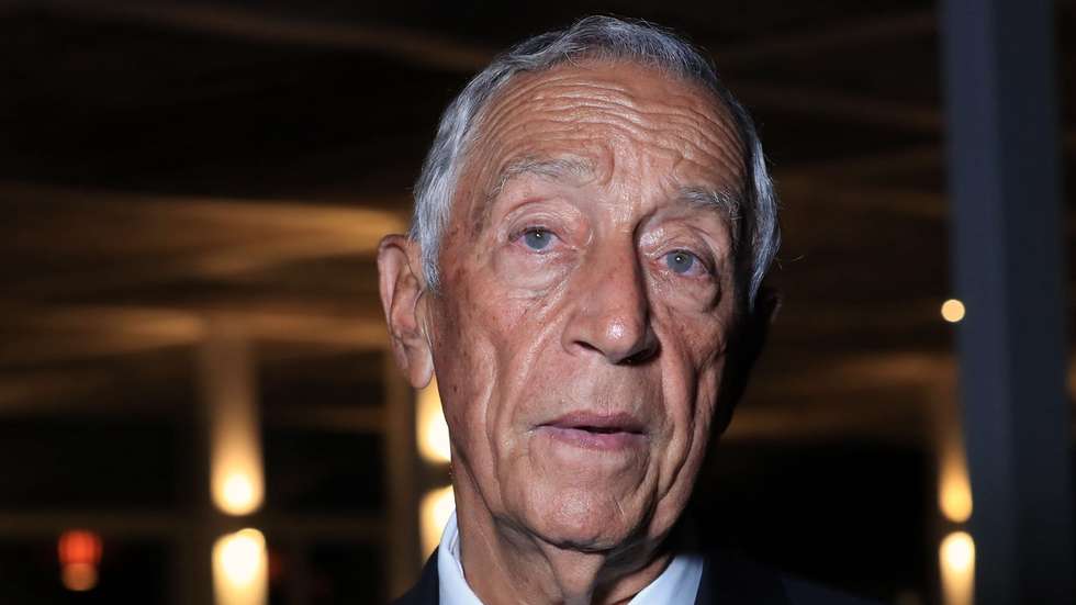O Presidente da República de Portugal, Marcelo Rebelo de Sousa, fala aos jornalistas durante uma curta escala em Luanda, Angola, antes de seguir para Moçambique, onde participará nas comemorações dos 50 anos da independência do país lusófono. Luanda, 23 de junho de 2025. AMPE ROGÉRIO/LUSA