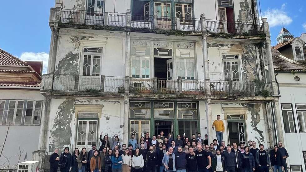 A empresa celebra 25 anos de existência e comprou o edifício há cerca de três anos, onde foi instalada a primeira fábrica da Companhia de Cervejas de Coimbra