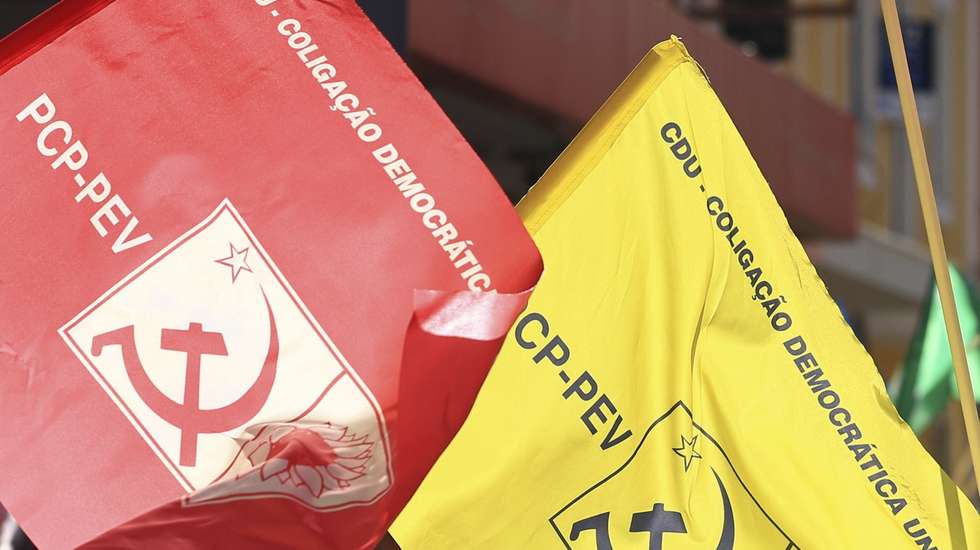 Apoiantes da Coligação Democrática Unitária (CDU) participam num desfile da coligação que contou com a presença do líder da CDU e secretário-geral do Partido Comunista Português (PCP), Paulo Raimundo (ausente da fotografia), no âmbito da campanha eleitoral para as eleições legislativas de 10 de março, no Barreiro, em Setúbal, 07 de março de 2024. Mais de 10,8 milhões de portugueses são chamados a votar no domingo para eleger 230 deputados à Assembleia da República. A estas eleições concorrem 18 forças políticas, 15 partidos e três coligações. ANTÓNIO COTRIM/LUSA
