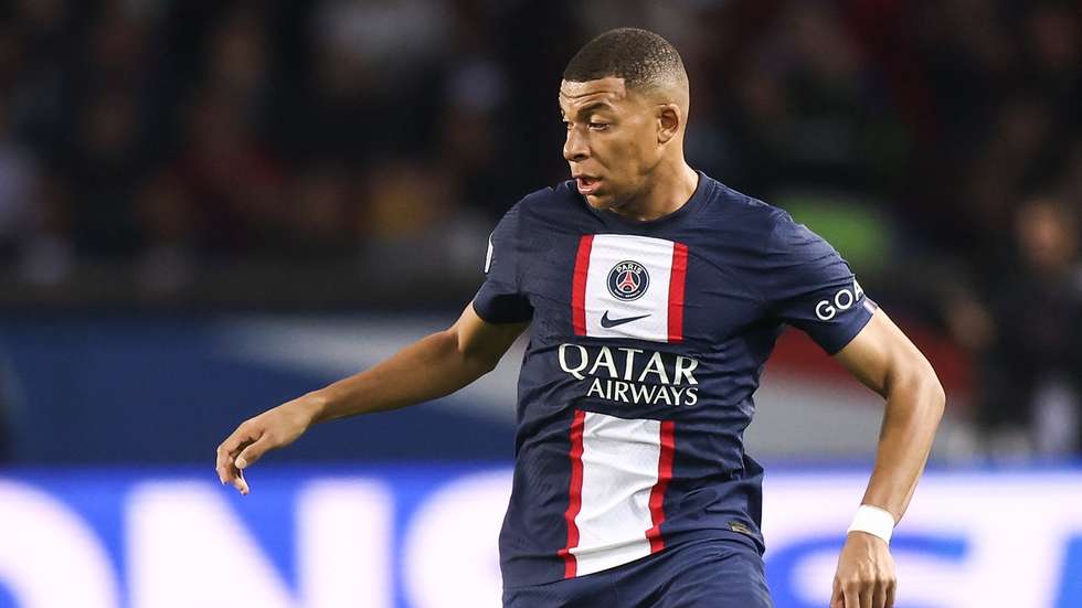 epa10248080 Olympique Marseille's Jonathan Clauss and Paris Saint Germain's Kylian Mbappe (R) in action during the French Ligue 1 soccer match between Paris Saint-Germain (PSG) and Olympique Marseille at the Parc des Princes stadium in Pa​ris, France, 16 October 2022.  EPA/Mohammed Badra