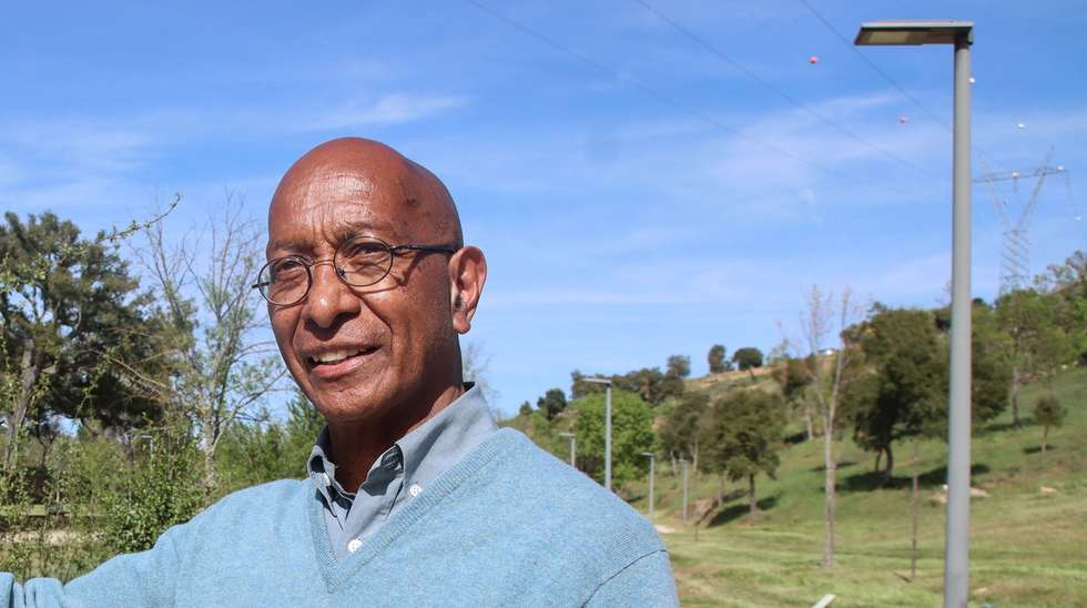 O escritor timorense radicado em Portugal, Luís Cardoso, vencedor do prémio “Oceanos” na edição de 2021, prepara um novo romance cujo enredo tem como palco central o Hotel Timor, revelou hoje o autor à agencia Lusa, Mogadouro, Bragança, “ Todo o enredo do livro tem ver com a situação que vive em Timor e como os escritores tem todos uma paixão / fixação pelos hotéis. Em Timor há um hotel muito importante que se chama hotel Timor, onde tudo por lá se passa e daí ter como referência este meu novo trabalho”, explicou o autor do romance “ O Plantador  de Abóbaras”, a sua obra  premiada. (ACOMPANHA TEXTO DE 7 DE MAIO DE 2022). FRANCISACO PINTO/LUSA