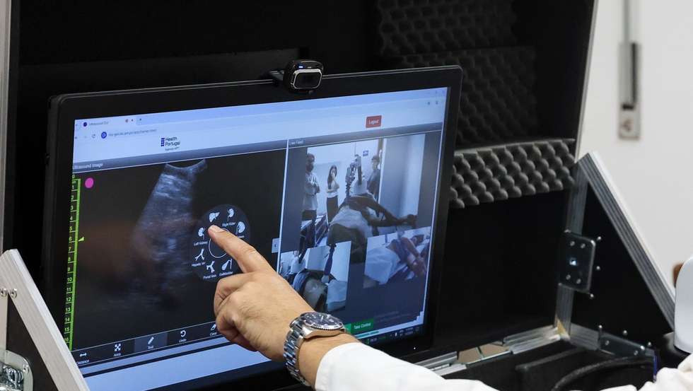 O radiologista Paulo Donato testa o braço robótico e as sondas de captação de imagem de um equipamento tecnológico desenvolvido no Instituto Pedro Nunes (IPN), que permite efetuar ecografias à distância e assim quebrar barreiras no acesso a meios de diagnóstico, no Serviço de Radiologia dos Hospitais da Universidade de Coimbra, 2 de junho de 2025. (ACOMPANHA TEXTO DA LUSA DE 07-06-2025) PAULO NOVAIS/LUSA