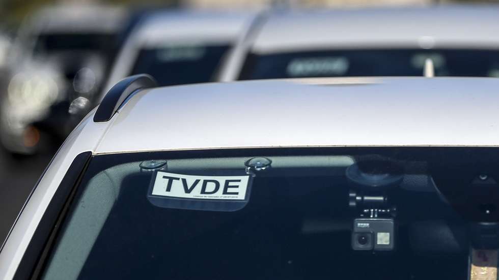 Protesto de motoristas de transportes em veículos descaracterizados a partir da plataforma eletrónica (TVDE), convocada pelo Movimento TVDE, em defesa de um setor com tarifas dignas,  em Lisboa, 02 de fevereiro de 2022. O movimento promove a concentração e entrega de documento de custos da atividade e o pedido de retirada da opção Uber saverx e Bolt economy. RODRIGO ANTUNES/LUSA
