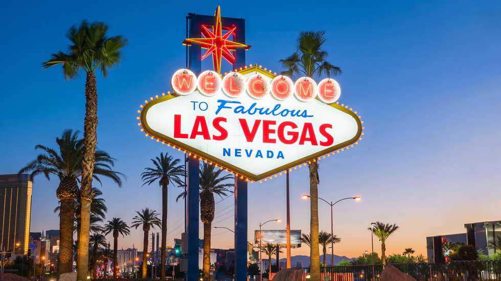 Habitualmente, a véspera de Ano Novo atrai entre 450 a 550 casais para se casarem em Las Vegas