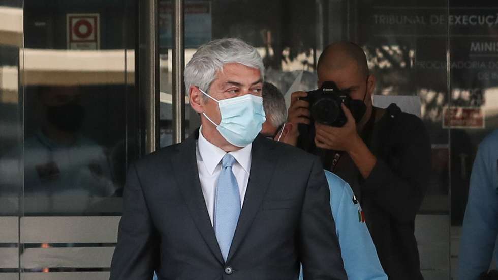 epa09125029 The defendant and former Prime Minister Jose Socrates leaves the court after the reading of the instructional decision of the high-profile corruption case known as Operation Marques, at the Justice Campus in Lisbon, Portugal, 09 April 2021. Operation Marques has 28 defendants - 19 people and 9 companies - including former Prime Minister Jose Socrates, banker Ricardo Salgado, businessman and friend of Socrates Carlos Santos Silva, and senior executives of Portugal Telecom, and is related to crimes of active and passive corruption, money laundering, document forgery, and tax fraud.  EPA/ANTONIO COTRIM