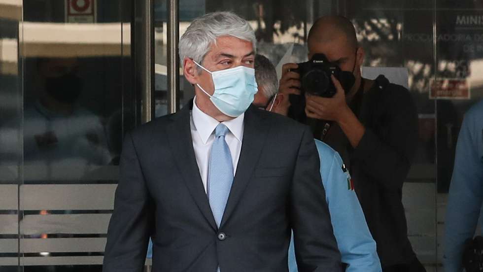 epa09125029 The defendant and former Prime Minister Jose Socrates leaves the court after the reading of the instructional decision of the high-profile corruption case known as Operation Marques, at the Justice Campus in Lisbon, Portugal, 09 April 2021. Operation Marques has 28 defendants - 19 people and 9 companies - including former Prime Minister Jose Socrates, banker Ricardo Salgado, businessman and friend of Socrates Carlos Santos Silva, and senior executives of Portugal Telecom, and is related to crimes of active and passive corruption, money laundering, document forgery, and tax fraud.  EPA/ANTONIO COTRIM