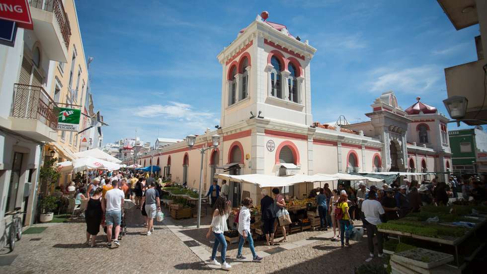 A maioria das atividades terá lugar no Cineteatro Louletano, mas o festival vai percorrer outros espaços e freguesias do concelho de Loulé, no distrito de Faro