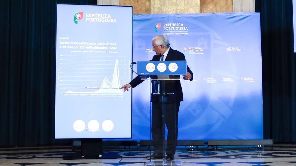 O primeiro-ministro, António Costa, intervém durante o briefing da Reunião do Conselho de Ministros, no Palácio da Ajuda, em Lisboa,11 de março de 2021. António Costa anunciou um plano de reabertura “a conta-gotas”, considerando que neste momento se pode falar “com segurança” de uma “reabertura progressiva da sociedade”. ANTÓNIO COTRIM/LUSA