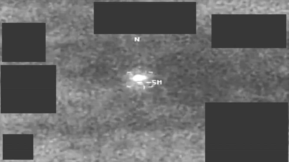 Imagem obtida por um sensor infravermelho a bordo de uma plataforma militar dos EUA que operava na área de responsabilidade do Comando Central dos EUA em 2021, segundo o Pentágono