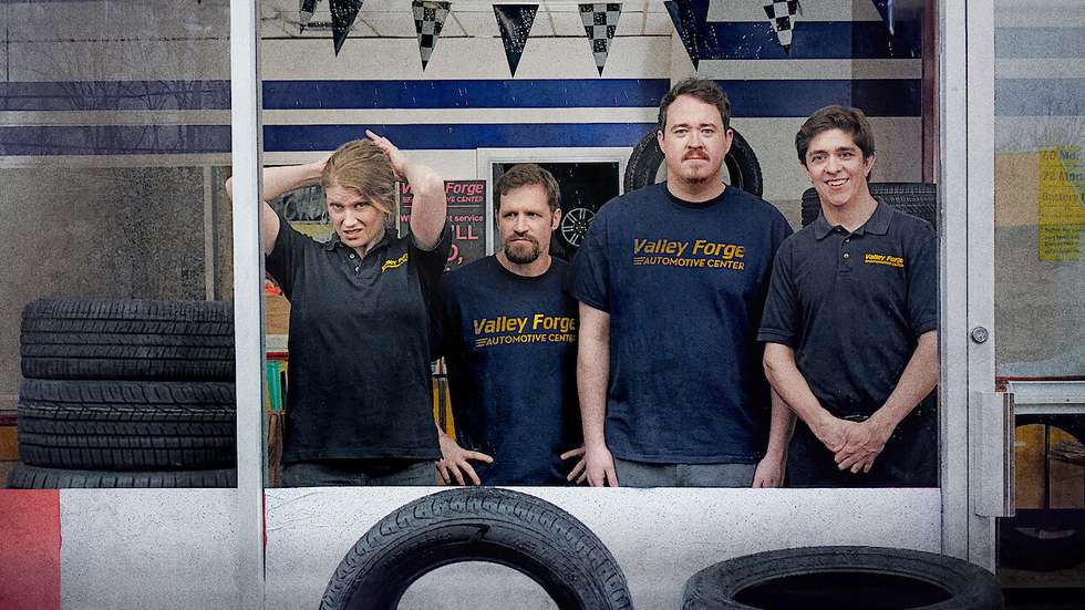 Sem aspirações de camadas ou de críticas, Tires é o que é: uma série de seis episódios numa garagem com gente frustrada (s9bretudo homens) que não souberam crescer. Venha a segunda temporada