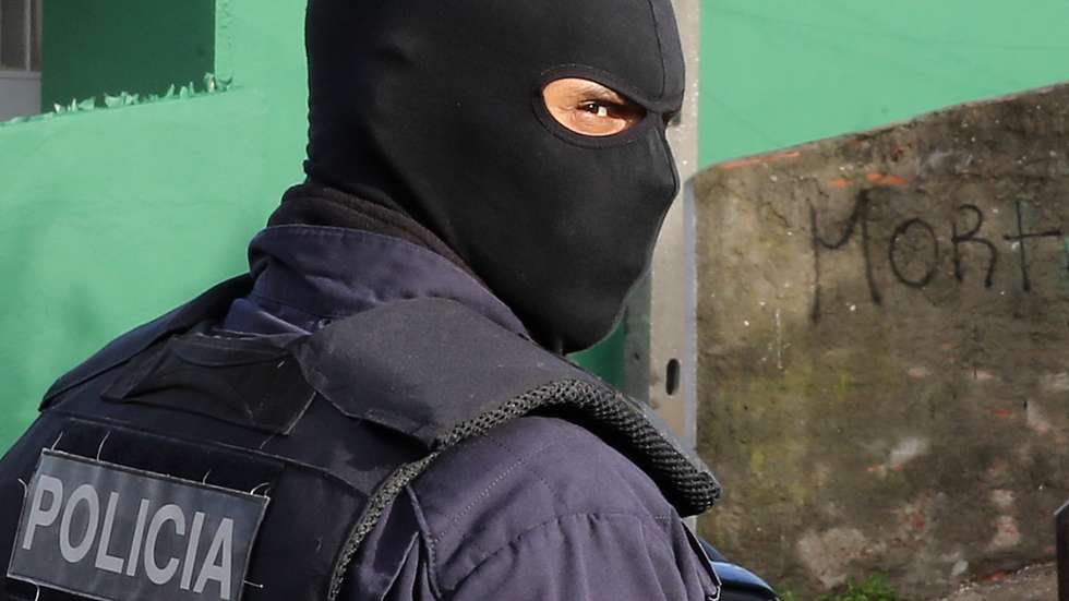 Foi aplicada ao suspeito de 22 anos a medida de coação de apresentações semanais às autoridades, enquanto ao suspeito de 24 anos foi-lhe aplicada a prisão preventiva.
