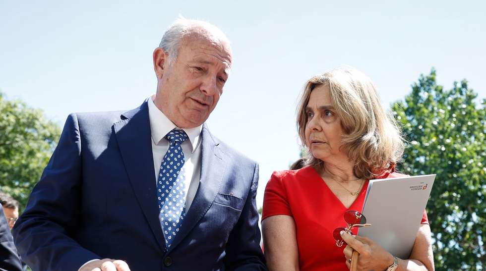 A ministra da Saúde, Ana Paula Martins (D), conversa com o presidente da Unidade Local de Saúde Santa Maria, Carlos Martins (C), à chegada para a inauguração do Centro de Atendimento Clínico (CAC) do Centro de Saúde de Sete Rios, em Lisboa, 01 de agosto de 2024. ANTÓNIO PEDRO SANTOS/LUSA