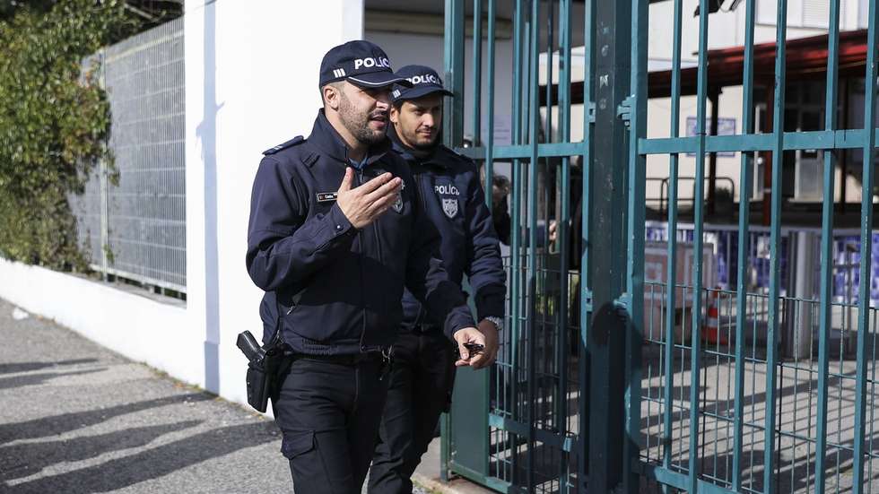 Agente João Cunha (E) e Antero Correia (D) da PSP/Escola Segura numa ação de fiscalização a alunos junto à Escola Secundária do Restelo. Lisboa, 22 de janeiro de 2020. ( ACOMPANHA TEXTO DE 30 DE JANEIRO DE 2020) MIGUEL A. LOPES/LUSA
