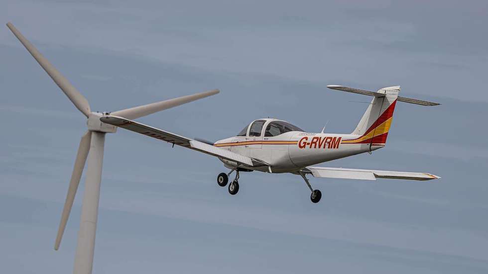 Dados da Flightradar24 mostraram que o avião da companhia aérea Ravenair saiu de Liverpool às 11h25 da manhã de sábado