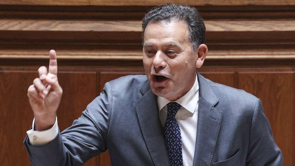 O primeiro-ministro, Luís Montenegro (D), ladeado pelo ministro dos Assuntos Parlamentares, Carlos Abreu Amorim, intervém durante o debate parlamentar na Assembleia da República, Lisboa, 27 de maio de 2026.  MIGUEL A. LOPES/LUSA
