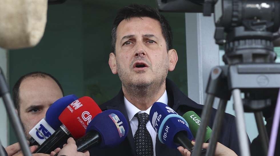 O presidente do Iniciativa Liberal, Rui Rocha, fala à comunicação social após a visita à 64.ª Esquadra da PSP - Alfragide, na Amadora, 11 de fevereiro de 2025. TIAGO PETINGA/LUSA