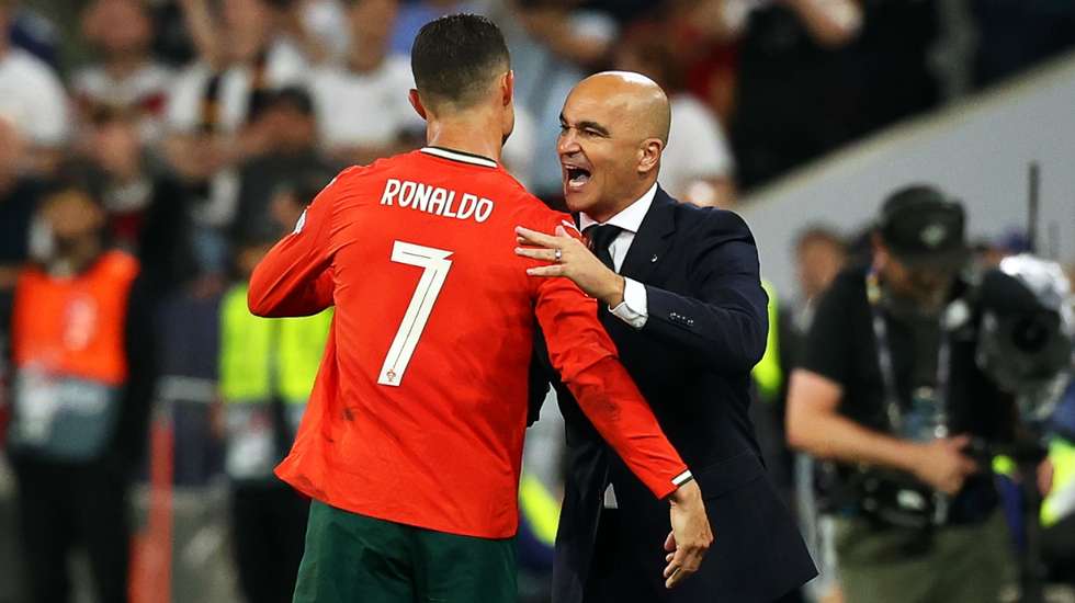Roberto Martínez e Cristiano Ronaldo trocaram um forte abraço na altura da substituição do capitão, já em cima do minuto 90