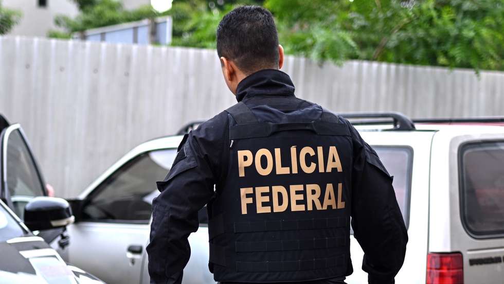 epa11136911 Federal Police agents leave the house of Brazilian former minister Augusto Heleno in Brasilia, Brazil, 08 February 2024. Brazilian Federal Police is conducting an operation against former president Bolsonaro, his ministers, and his military allies to investigate in the attempted coup d'etat on 01 January 2023.  EPA/AndrÃ© Borges