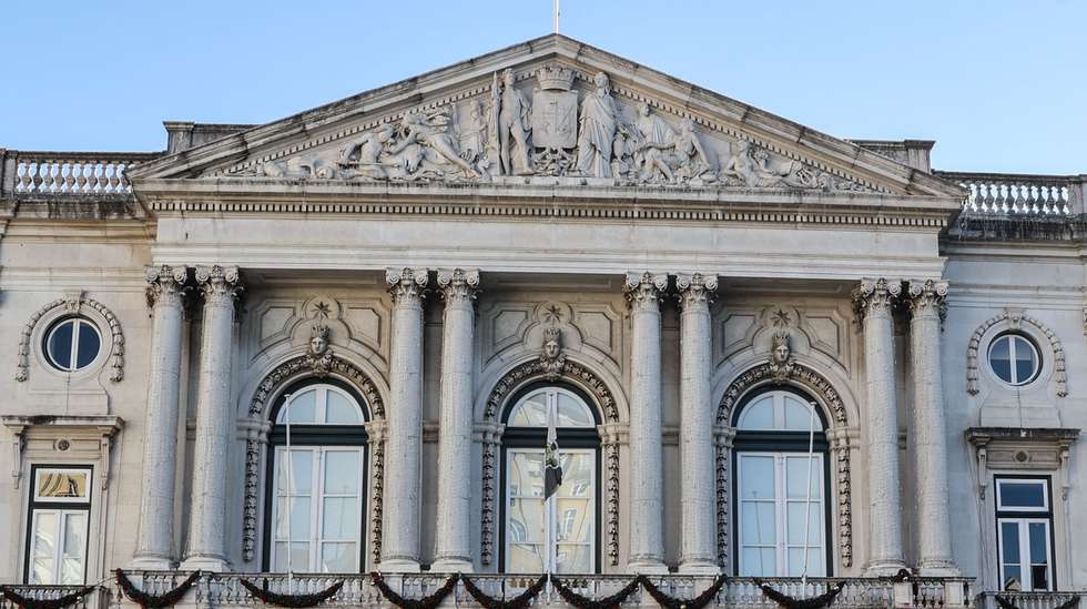 Funcionários camarários limpam a fachada da Câmara Municipal de Lisboa depois de um grupo de “ativistas solidários” com o Coletivo de Libertação da Palestina, o Climático e a Greve Climática Estudantil de Lisboa a ter vandalizado, em Lisboa, 22 de dezembro de 2023. MANUEL DE ALMEIDA/LUSA