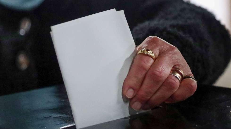 Uma eleitora coloca o seu voto na urna na secção de voto da freguesia de Bencatel, cuja população se tem mostrado descontente devido ao corte da estrada N254, o principal acesso à sede de concelho, Vila Viçosa, 24 de janeiro de 2021.  Mais de 10 milhoes de portugueses  estão inscritos  nestas eleições presidenciais, que se realizam em plena epidemia de covid-19 em Portugal,concorrem  sete candidatos: Marisa Matias (apoiada pelo Bloco de Esquerda), Marcelo Rebelo de Sousa (PSD e CDS/PP) Tiago Mayan Gonçalves (Iniciativa Liberal), André Ventura (Chega), o ex-militante do PS Vitorino Silva, mais conhecido por Tino de Rans e presidente do RIR - Reagir, Incluir, Reciclar, João Ferreira (PCP e PEV) e a militante do PS Ana Gomes (PAN e Livre). NUNO VEIGA/LUSA