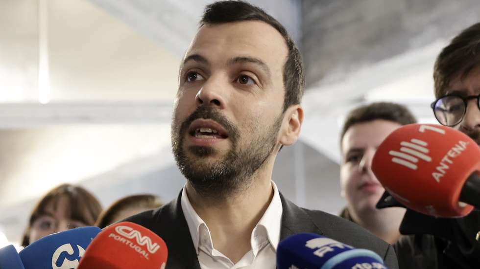 O candidato à Presidência da República, Jorge Pinto (D), acompanhado pelo porta-voz do Livre, Rui Tavares (E), fala aos jornalistas no final de uma reunião com dirigentes da Associação Académica de Lisboa, durante uma ação de campanha para as eleições presidenciais de 18 de janeiro, em Lisboa, 08 de janeiro de 2026. MARCOS BORGA/LUSA