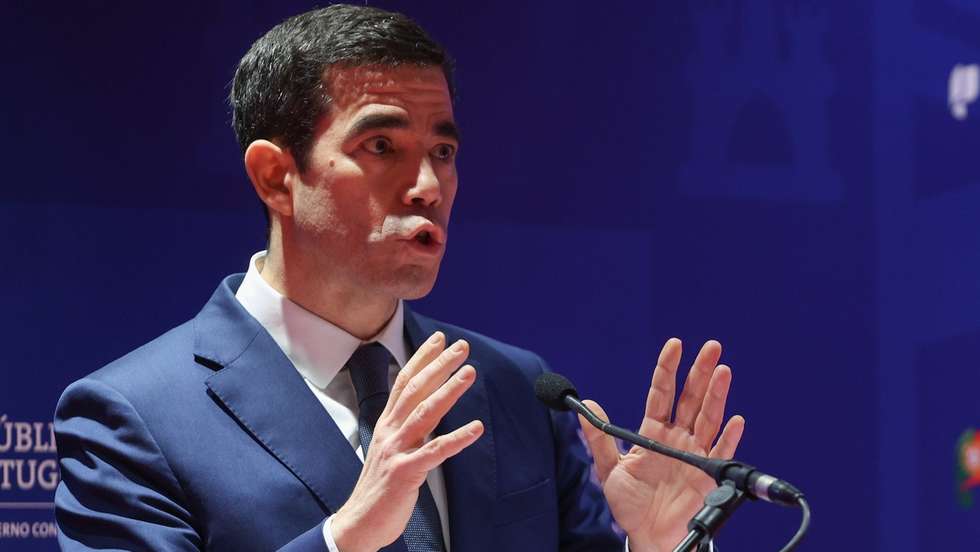 O ministro da Presidência, António Leitão Amaro (E), acompanhado pelo ministro das Infraestruturas e Habitação, Miguel Pinto Luz (D), na conferência de imprensa após a Reunião do Conselho de Ministros, esta tarde na Culturgest, em Lisboa, 22 de janeiro de 2025. MIGUEL A. LOPES/LUSA