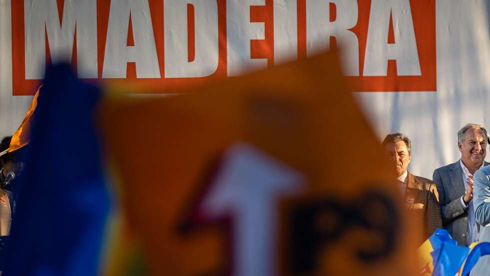 Miguel Albuquerque (C), cabeça de lista às eleições legislativas regionais da Madeira pelo Partido Social Democrata (PSD), durante uma arruada no centro do Funchal, 20 de março de 2025. As eleições legislativas, as terceiras em cerca de um ano e meio, decorrem em 23 de março com 14 candidaturas a disputar os 47 lugares no parlamento regional, num círculo único: CDU (PCP/PEV), PSD, Livre, JPP, Nova Direita, PAN, Força Madeira (PTP/MPT/RIR), PS, IL, PPM, BE, Chega, ADN e CDS-PP. GREGÓRIO CUNHA/LUSA