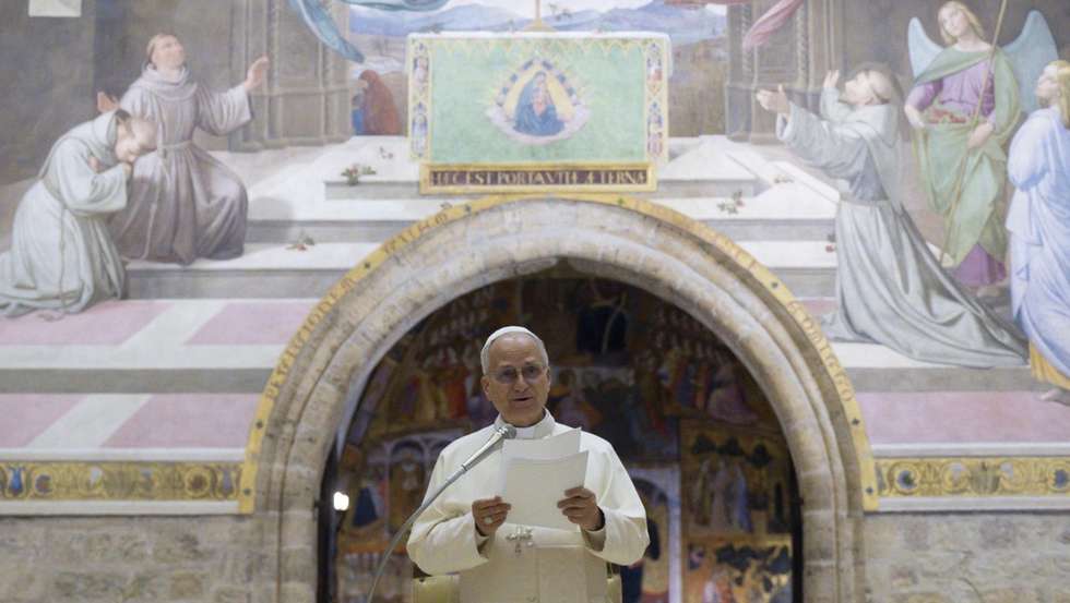 epa12537437 A handout picture provided by the Vatican Media shows Pope Leo XIV meeting the Bishops of the Italian Episcopal Conference (CEI) at the Papal Basilica of Saint Mary of the Angels (Basilica di Santa Maria degli Angeli) in Assisi, central Italy, 20 November 2025.  EPA/VATICAN MEDIA HANDOUT HANDOUT EDITORIAL USE ONLY/NO SALES