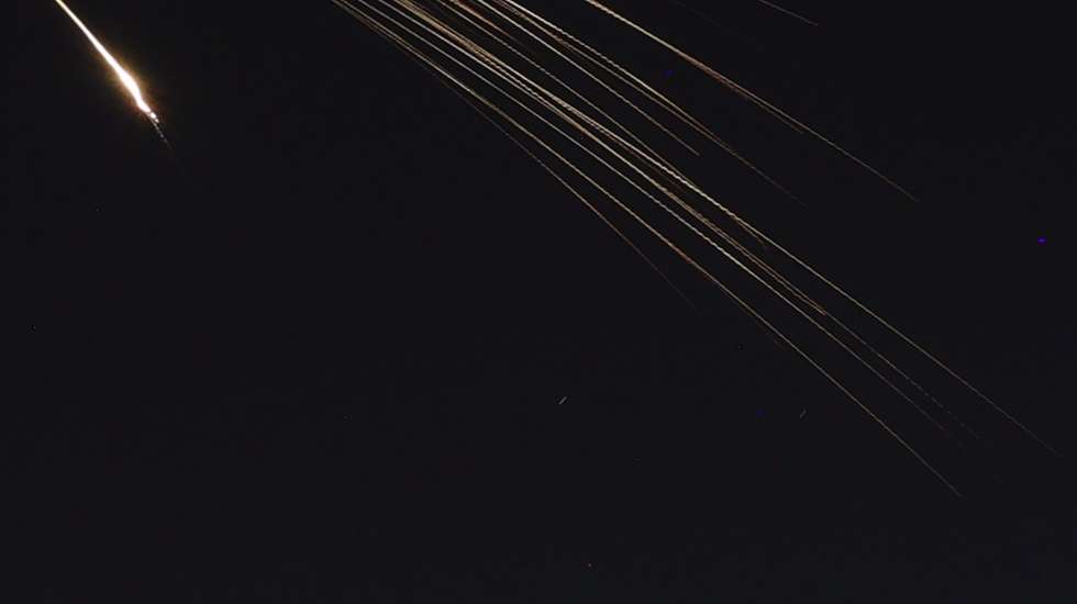 epa12829054 A photo made with a long exposure technique shows an Iranian cluster dispersal ballistic missile in the sky as sirens sound across central Israel, above Tel Aviv, Israel, 18 March 2026.  EPA/ABIR SULTAN