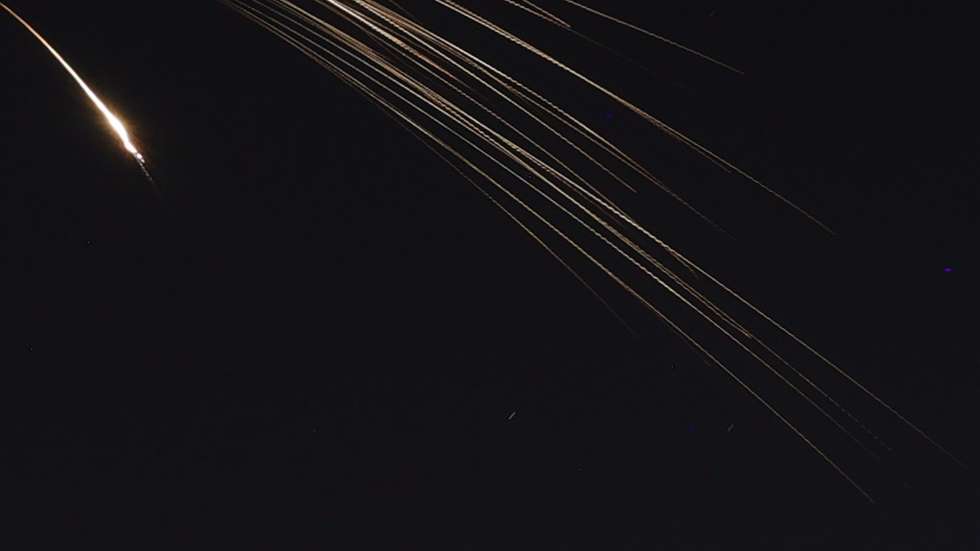 epa12829054 A photo made with a long exposure technique shows an Iranian cluster dispersal ballistic missile in the sky as sirens sound across central Israel, above Tel Aviv, Israel, 18 March 2026.  EPA/ABIR SULTAN