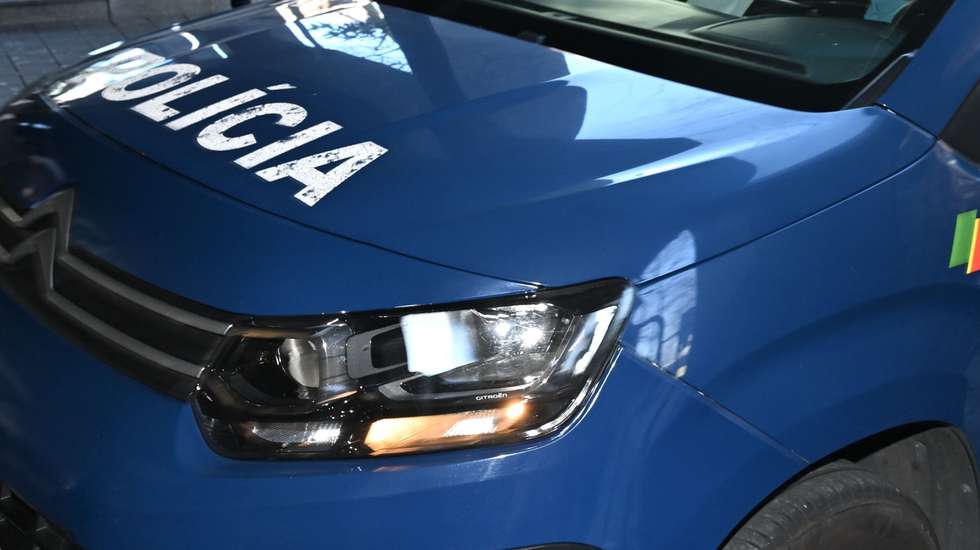 Chegada ao Tribunal de Instrução Criminal (TIC) de veículos celulares da Polícia com alguns de detidos da operação "Pretoriano", no Porto, 02 de fevereiro de 2024. Na passada na quarta-feira, a PSP deteve hoje 12 pessoas, incluindo o líder dos Super Dragões, Fernando Madureira, a sua mulher, Sandra Madureira, vice-presidente da claque, e o oficial de ligação aos adeptos do FC Porto, Fernando Saul, no âmbito de um processo que investiga os incidentes ocorridos durante essa AG. FERNANDO VELUDO/LUSA