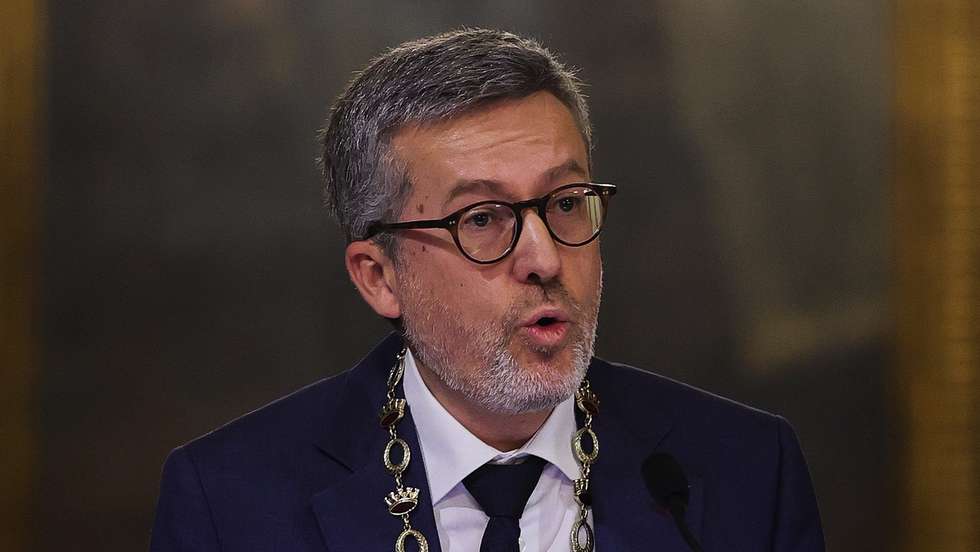 O presidente da Câmara Municipal de Lisboa, Carlos Moedas, intervém durante a cerimónia comemorativa do 50.º aniversário do 25 de novembro, na Câmara Municipal de Lisboa, 25 de novembro de 2025. MANUEL DE ALMEIDA/LUSA