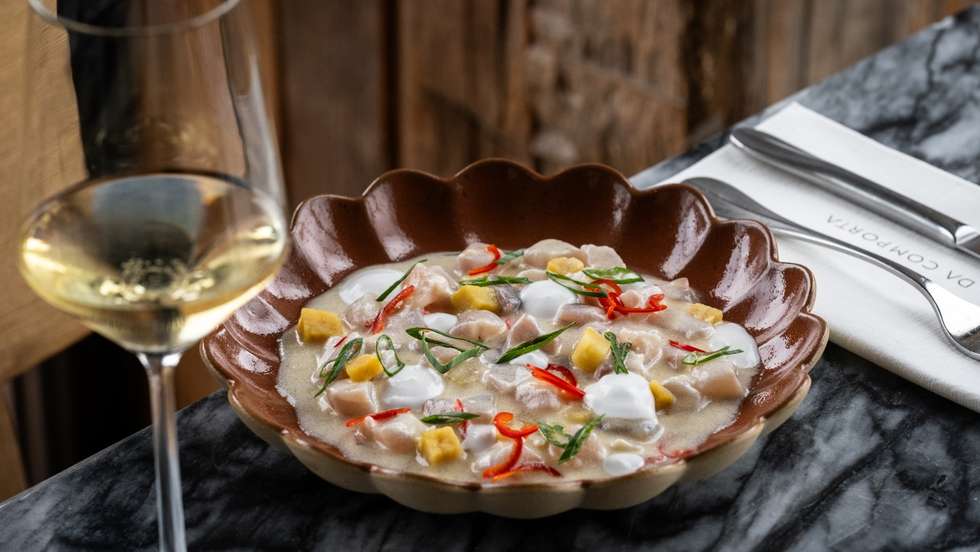 O peixe marinado (ceviche) do INARI com batata-doce da horta da Quinta da Comporta