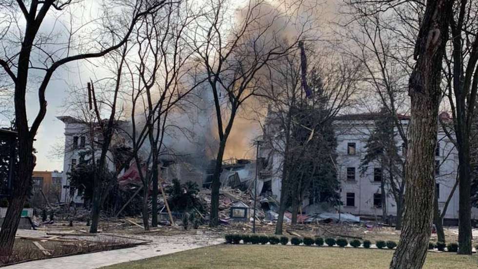 O teatro original foi destruído num ataque aéreo russo a 16 de março de 2022, apesar de em frente ter sido escrita na altura a palavra "crianças", em tamanho suficientemente grande para ser vista do ar