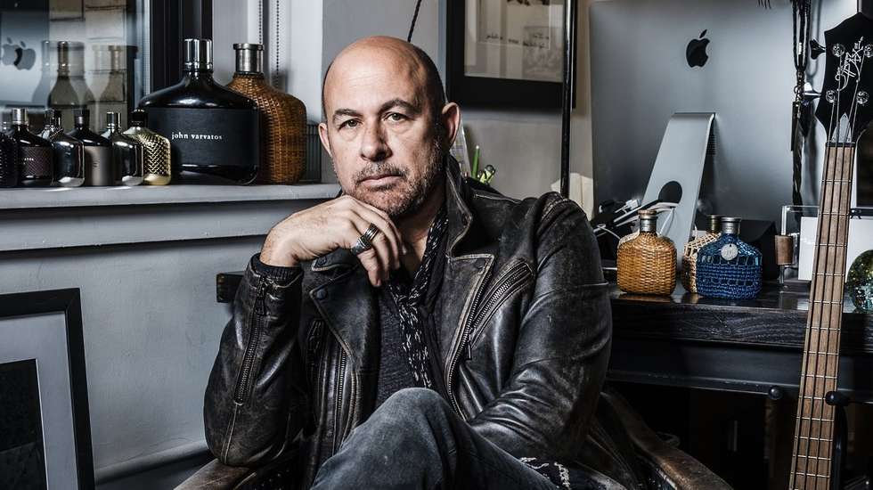 John Varvatos assumiu como Chief Design Officer da Under Armour em setembro de 2023 e deixou a marca desportiva em novembro do ano passado
