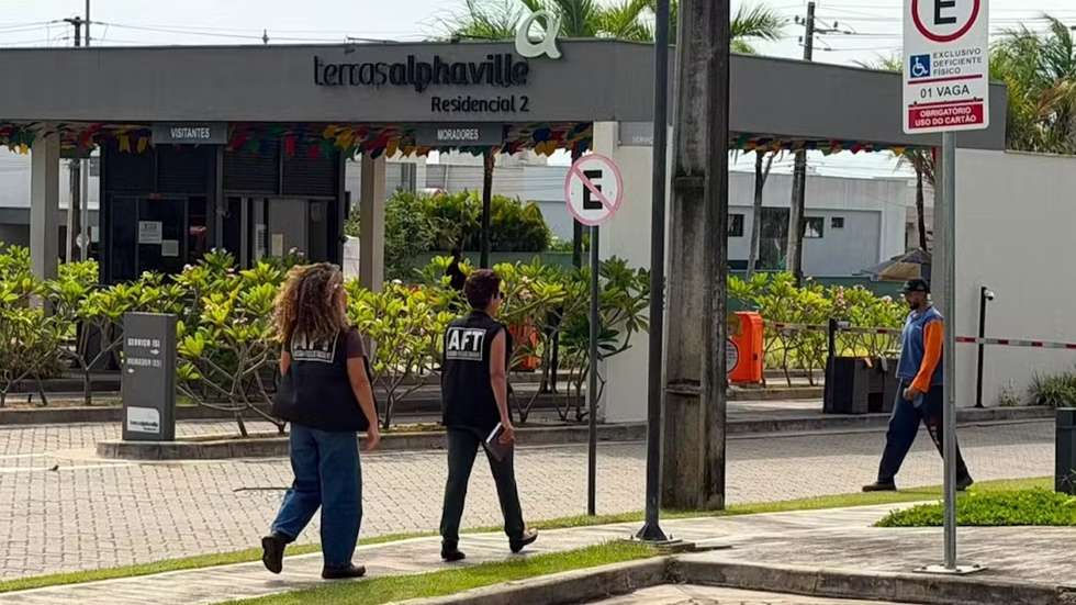 Os auditores da AFT antes do resgate, num condomínio de luxo na capital do Ceará, no Brasil