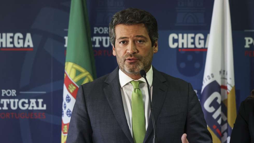 O presidente do Chega, André Ventura, acompanhado pela vice-presidente, Marta Silva, fala aos jornalistas na sede nacional do partido, em Lisboa, 04 de maio de 2026. MANUEL DE ALMEIDA/LUSA