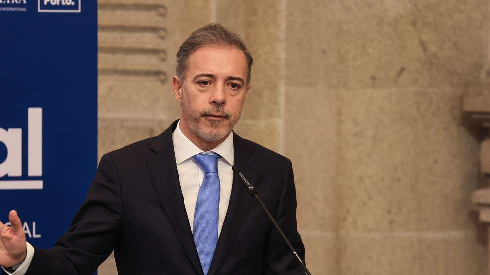 O ministro dos Assuntos Parlamentares, Pedro Duarte, durante o discurso de encerramento da 1.ª edição do ciclo de debates "ECO Local", Câmara Municipal do Porto, 21 de março de 2025. JOSÉ COELHO/LUSA