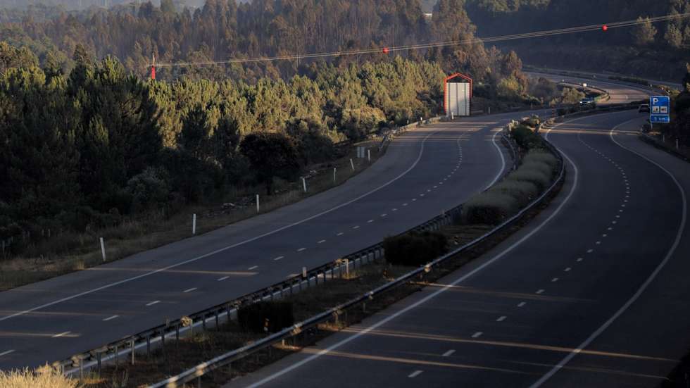 A Autoestrada 1 (A1) está cortada nos dois sentidos desde as 18:00 entre Fátima e Torres Novas, distrito de Santarém, na sequência de um incêndio que deflagrou em Ourém às 16:20, disse fonte da concessionária Brisa, Ourém, Santarém, 23 de julho de 2020. O incêndio, às 20:15, de acordo com a página da Proteção Civil, estava a ser combatido por 215 bombeiros, 63 viaturas e seis meios aéreos.PAULO CUNHA/LUSA