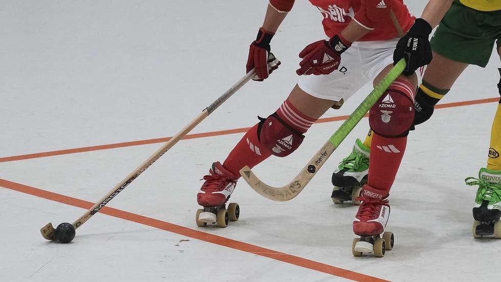 Marlene Sousa (E) jogadora do Benfica disputa a bola com Joana Teixeira (D) jogadora do CA Feira, durante a partida da Super Taça Feminina de Hóquei em Patins, jogo disputado no Pavilhão de Turquel, Alcobaça, 15 de outubro de 2023. CARLOS BARROSO/LUSA