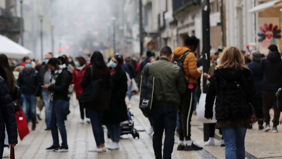 Portuenses e turistas fazem compras no último fim de semana antes do Natal na rua de Santa Catarina, na baixa do Porto, 19 dezembro 2020. Entre as 13:00 e as 05:00 de 20 dezembro está proibida a circulação na via pública nos concelhos de risco “extremamente elevado” e “muito elevado" no âmbito das medidas de contenção do estado de emergência que estará em vigor até às 23:59 de 23 de dezembro. ESTELA SILVA/LUSA